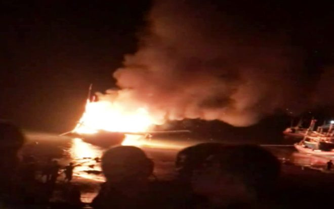 Tàu đánh cá đang neo đậu bất ngờ phát nổ trong đêm khiến 10 người tử vong, mất tích và bị thương Ảnh 2