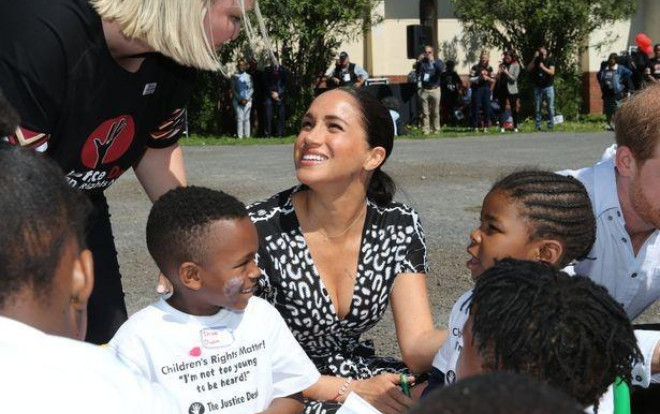 Công nương Meghan Markle bị chỉ trích vì mặc váy hở hang, phạm quy định Hoàng Gia Ảnh 2