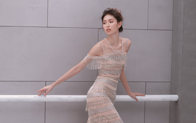 'Kate Moss Việt Nam' mình hạc sương mai trong thiết kế đính kết thủ công cầu kỳ của Hà Duy Ảnh 2