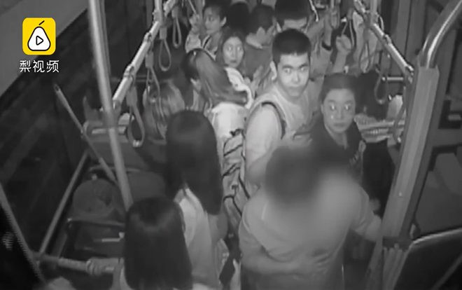 Say rượu quấy rối nữ sinh trên xe bus, tên biến thái được tài xế đưa thẳng đến đồn công an Ảnh 2