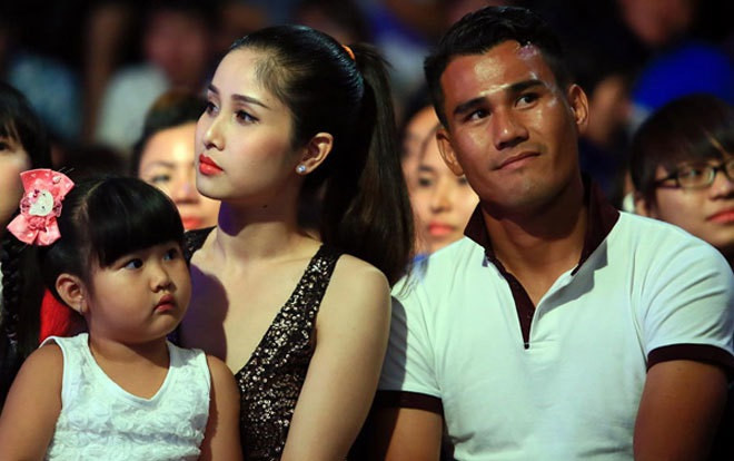 Hot girl ngủ công viên và các bóng hồng đau khổ vì yêu sao bóng đá Ảnh 2