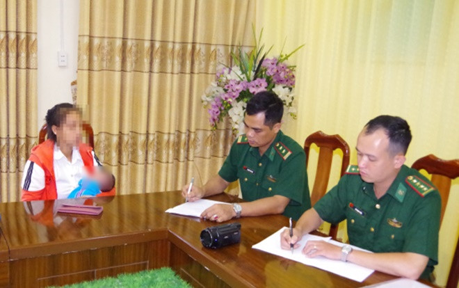 Bắt người phụ nữ bán con đẻ qua biên giới với giá 40 triệu đồng Ảnh 2