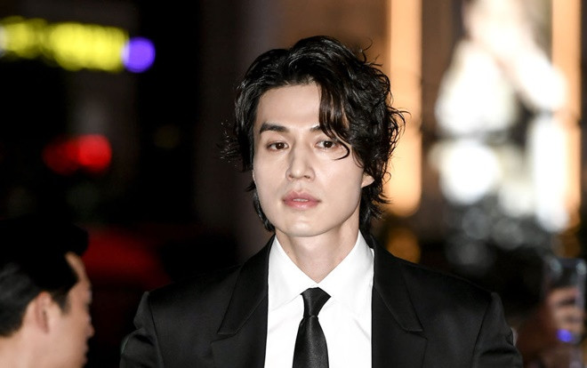Vẻ đẹp ma mị của Lee Dong Wook khiến đàn ông Hàn thú nhận: 'Không thể không yêu anh ấy!' Ảnh 2