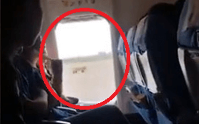 Hành khách tự ý mở cửa thoát hiểm khẩn cấp vì thấy 'quá ngột ngạt' Ảnh 2