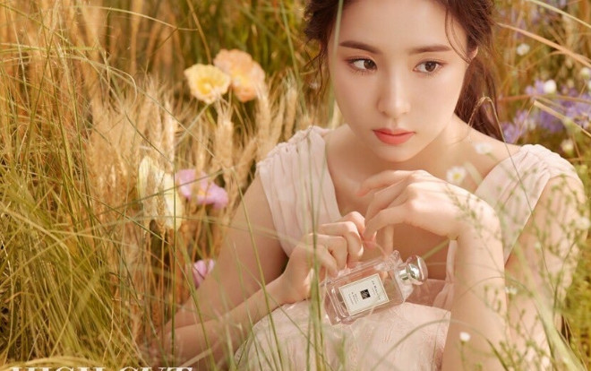 Vứt bỏ danh xưng thánh mặt đơ, Shin Se Kyung trở thành Nữ thần Mùa thu trên tạp chí 'High Cut' Ảnh 2