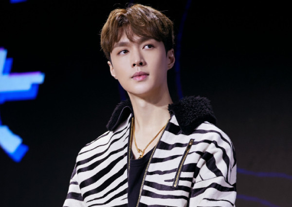 SM Ent vừa thông báo EXO sắp phát hành full album, Lay đã có mặt tại Hàn: Có thể trông chờ màn comeback đủ thành viên?
