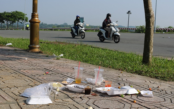 Ngao ngán hình cảnh rác chất đống ở Làng Đại học sau những bữa tiệc ngoài trời vui vẻ hết mình Ảnh 2