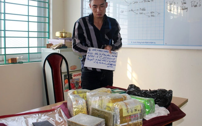 Cảnh sát chặn 3 ô tô trên quốc lộ, bắt quả tang nhóm người vận chuyển lượng lớn ma túy Ảnh 2