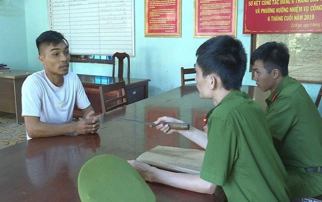 Đi uống rượu về, thanh niên dùng dao chém lìa tay cán bộ y tế xã vì nghi dụ dỗ vợ mình Ảnh 2