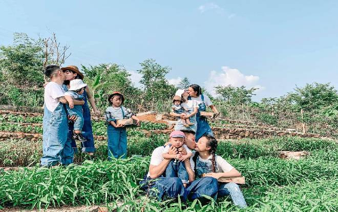 'Vũ trụ gia đình' nhà Lý Sún, Ngọc Mon, Nhật Anh Trắng lại khiến dân tình nhốn nháo vì loạt ảnh 'siêu tình' ở vườn rau Ảnh 2