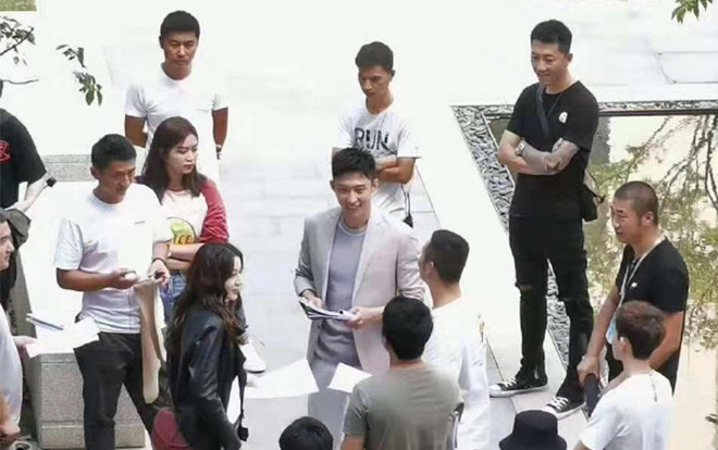 Hình ảnh đầu tiên trong 'Định chế tình yêu cao cấp' của Hoàng Cảnh Du và Địch Lệ Nhiệt Ba Ảnh 2