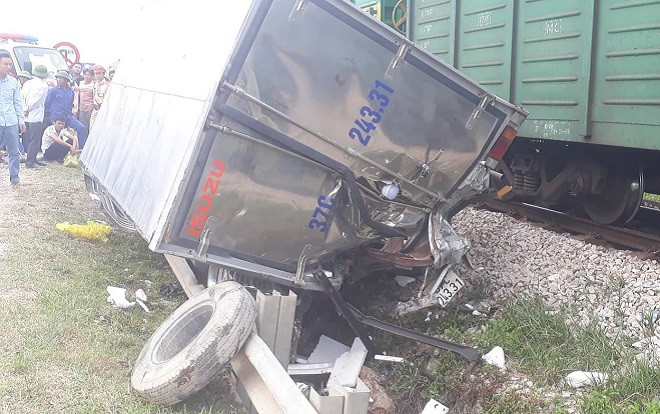 Khoảnh khắc tàu hoả đâm trực diện xe tải đang sang đường ở Nghệ An Ảnh 2