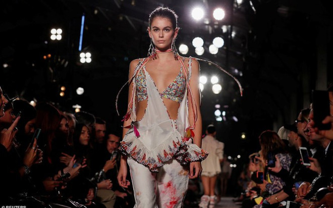 Kaia Gerber hút mắt khi mặc bikini gợi cảm khoe được 'điểm vàng' trên sàn catwalk Ảnh 2