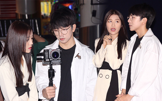 Tùng Maru - Han Sara tình tứ sánh vai, khuấy động không khí cinetour cùng người hâm mộ Ảnh 2