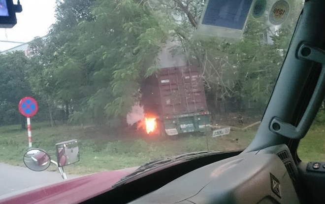 Tránh xe gặp nạn, xe contaier đâm vào cổng công ty khiến bốc cháy, tài xế tử vong trong cabin Ảnh 2