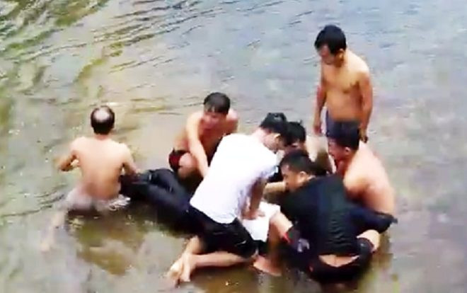 Lao xuống dòng suối cứu sống nam sinh đuối nước trong 3 phút, 2 thầy giáo khiến dân tình cảm phục Ảnh 2