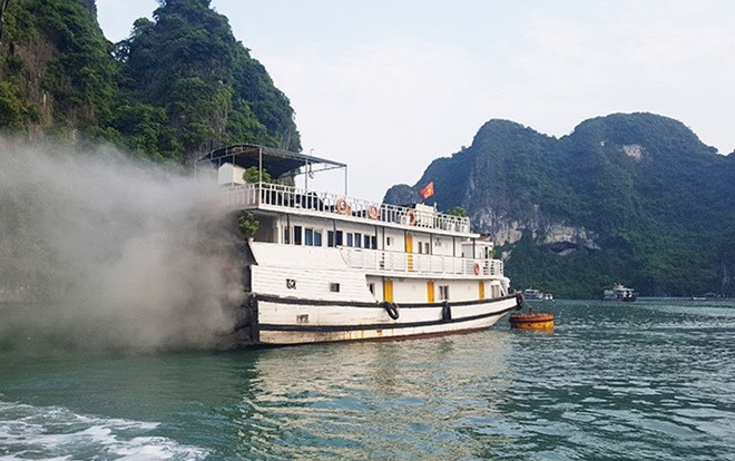 Tàu du lịch bất ngờ bốc cháy trên vịnh Hạ Long Ảnh 2