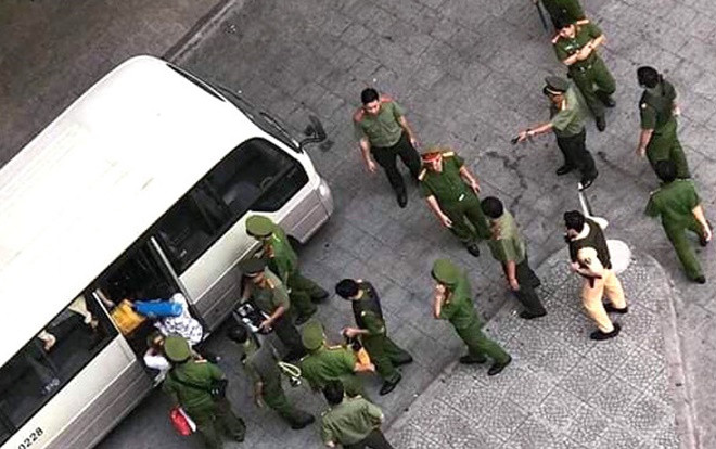 Đột kích ổ bay lắc ở chung cư Sài Gòn, phát hiện hơn 30 người nghi sử dụng ma túy Ảnh 2