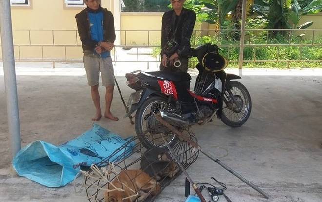 2 đối tượng 'cẩu tặc' rút kiếm tấn công lực lượng chức năng khi bị phát hiện Ảnh 2