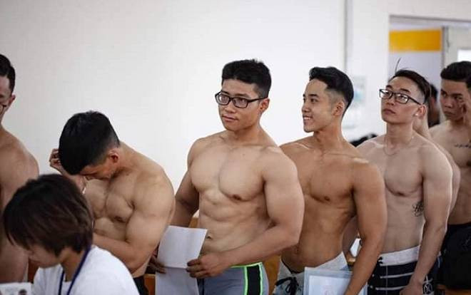 Dàn 'hotboy' khoe lưng trần và body 6 múi đổ bộ vào trường ĐH HUTECH khiến nhiều chị em không khỏi xuýt xoa Ảnh 2