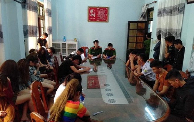 Bắt quả tang hàng chục 'nam thanh nữ tú' phê ma túy trong quán karaoke  lúc rạng sáng Ảnh 2