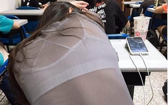 Cô gái mặc áo lộ cả nội y đến lớp bị chụp lén và phản ứng bất ngờ của cư dân mạng Ảnh 2