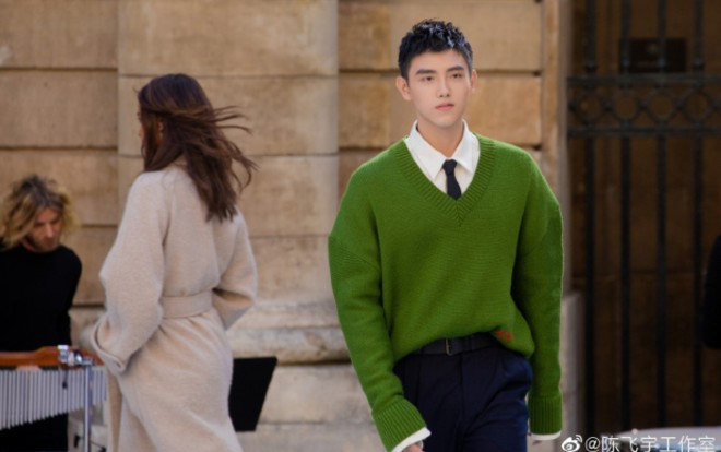 Trần Phi Vũ lần đầu catwalk nhưng cực tự tin, mê hoặc nhiều con tim thiếu nữ Ảnh 2