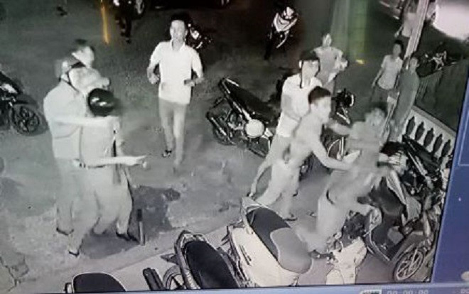Ngăn hỗn chiến, 3 công an bị cướp súng đánh hội đồng dã man Ảnh 2
