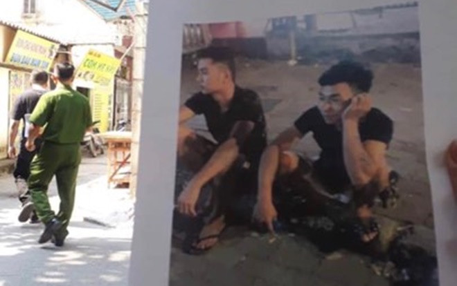 Công an dán tờ rơi truy tìm toàn quốc hai đối tượng nghi sát hại nam sinh 18 tuổi chạy Grab ở bãi đất hoang Ảnh 2