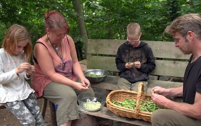 Chán cảnh làm việc quần quật kiếm tiền, cả gia đình bỏ phố lên rừng sinh sống Ảnh 2