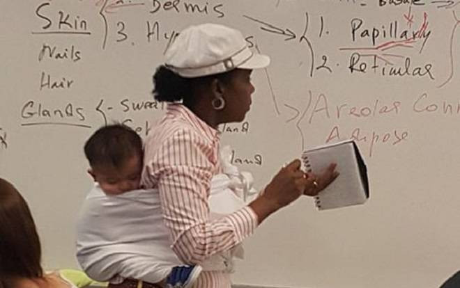 Giáo sư vừa địu con cho sinh viên vừa giảng bài suốt 3 giờ đồng hồ gây ấn tượng mạnh Ảnh 2