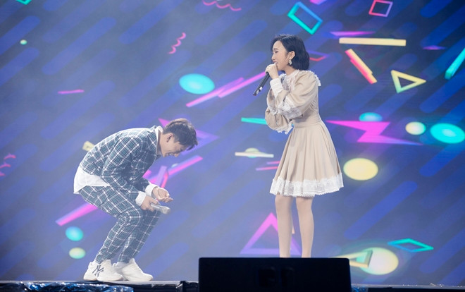 Clip: Isaac muốn ‘ngã quỵ’ ngay trên sân khấu debut của Diệu Nhi vì… chịu không nổi Ảnh 2