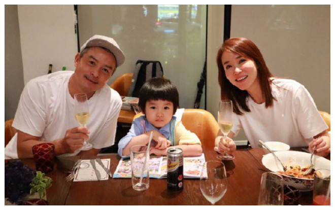 Vợ chồng 'Tiểu Long Nữ' Phạm Văn Phương kỷ niệm 10 năm ngày cưới bên cạnh con trai nhỏ Ảnh 2