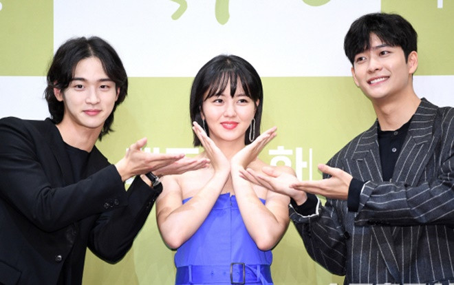 Họp báo 'Sử ký Nok Do': Kim So Hyun khoe vai trần gợi cảm bên Jang Dong Yoon và Kang Tae Oh Ảnh 2