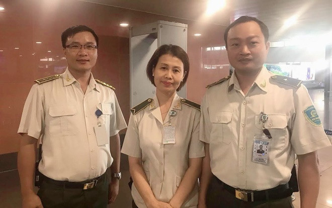 Nữ hành khách vui mừng nhận lại 50 triệu cùng nhiều giấy tờ quan trọng bỏ quên ở nhà vệ sinh sân bay Ảnh 2