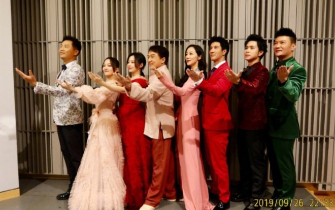 Vương Lực Hoành đăng ảnh hậu đài tươi vui cùng Thành Long, Trương Kiệt, Trương Vận Hàm Ảnh 2