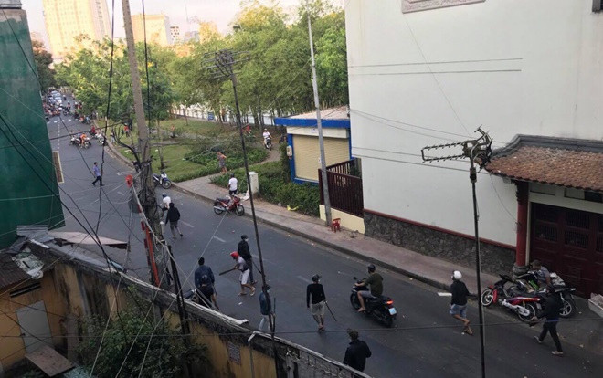 Hai nhóm 'giang hồ' hỗn chiến kinh hoàng ở Sài Gòn, 3 người bị thương nhập viện cấp cứu Ảnh 2