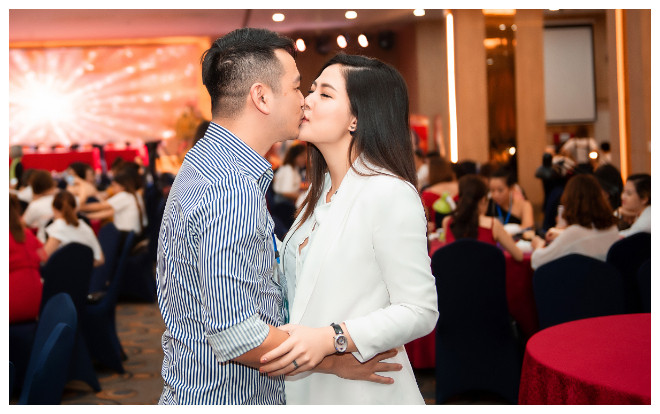 Ngọc Hiền được chồng doanh nhân ôm hôn giữa sự kiện khi tái xuất sau sinh con thứ ba Ảnh 2