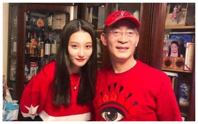 Con gái Lục Tiểu Linh Đồng gây bất ngờ với ngoại hình không hề thua kém minh tinh showbiz Ảnh 2