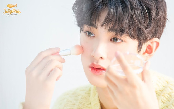 Khiến nam nhân rung động, 100 khoảnh khắc Kim Min Kyu (Produce X 101) xinh hơn idol nữ khi quảng cáo son phấn Ảnh 2