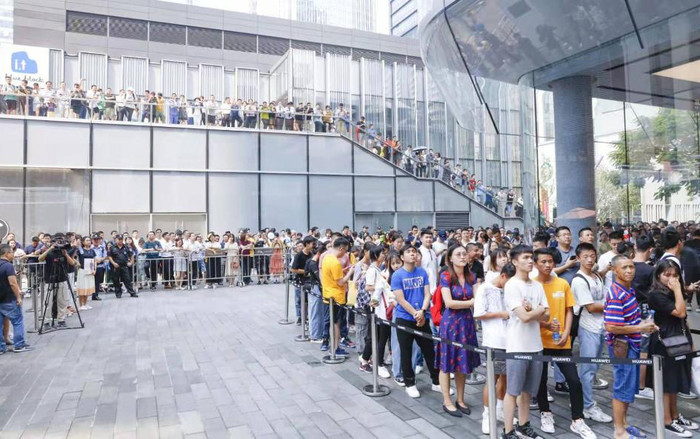 Người Trung Quốc xếp hàng dài đợi mua 'bom tấn' mới nhất của Huawei, iPhone 11 Pro cũng phải thua Ảnh 2