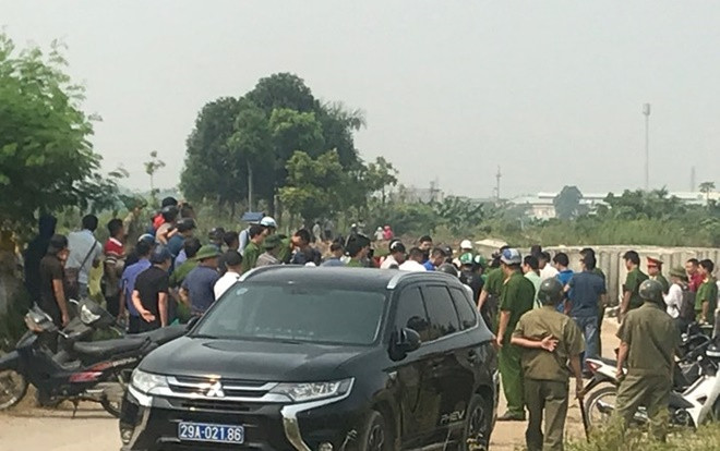 Công an dẫn giải hai nghi phạm sát hại nam sinh 18 tuổi chạy Grab ra hiện trường thực nghiệm Ảnh 2