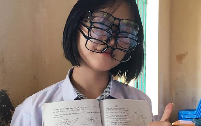 ‘Vượt ải’ toán hình học, nữ sinh trang bị cho mình vô số cặp kính cận khiến cộng đồng mạng không nhịn được cười Ảnh 2