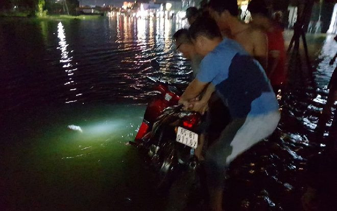 Triều cường gây ngập sâu ở Cần Thơ khiến một người mất tích khi đang lưu thông trên đường Ảnh 2