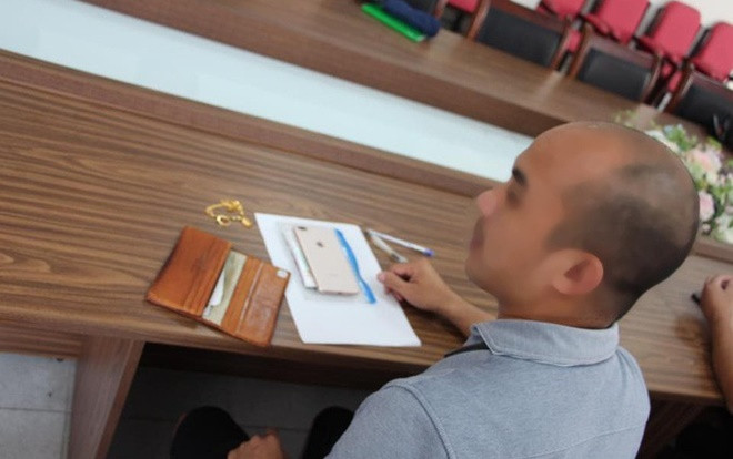 Hành khách cảm kích nhận lại ví có nhẫn đính hôn và dây chuyền vàng để quên ở sân bay Ảnh 2