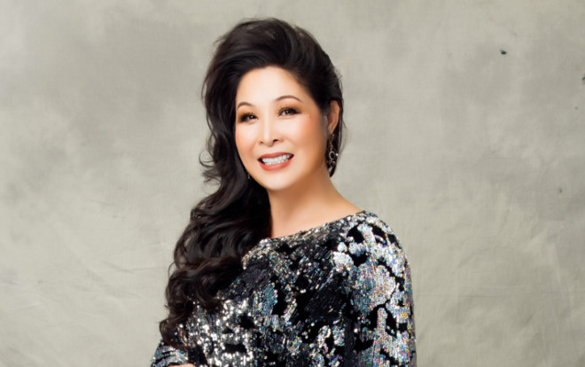 Nghệ sĩ Hồng Vân mặn mà quý phái với những mẫu áo dài trung niên Ảnh 2