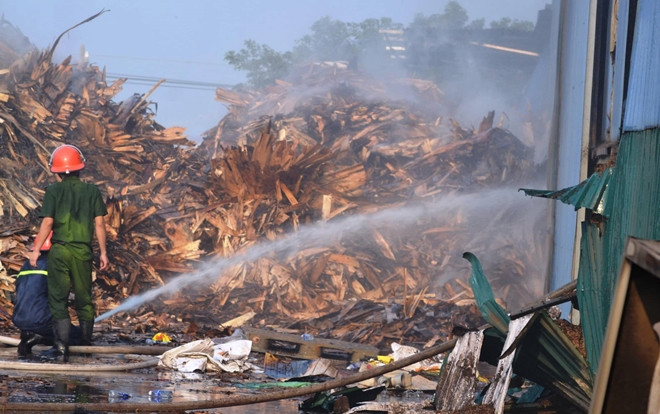 Hàng chục chiến sĩ chữa cháy tại xưởng chế biến than ở Nghệ An Ảnh 2