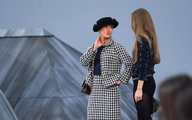 Gigi Hadid đuổi cổ nữ diễn viên hài Pháp khỏi sàn diễn Chanel vì hành động kém sang Ảnh 2
