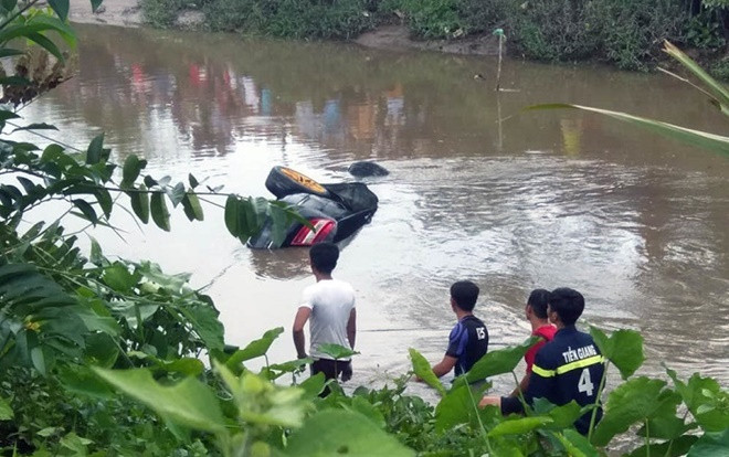 Trục vớt Mercedes nằm dưới kênh ở Tiền Giang, phát hiện 3 thi thể bên trong  Ảnh 2