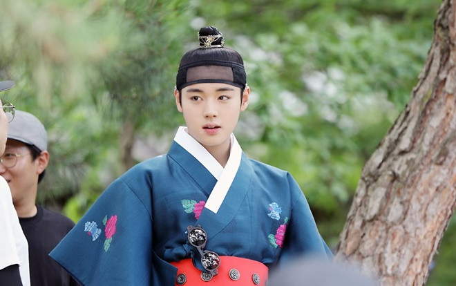 Hậu trường đẹp như hoa, Park Ji Hoon (Wanna One) đứng đầu xếp hạng diễn viên 2 tuần liền Ảnh 2